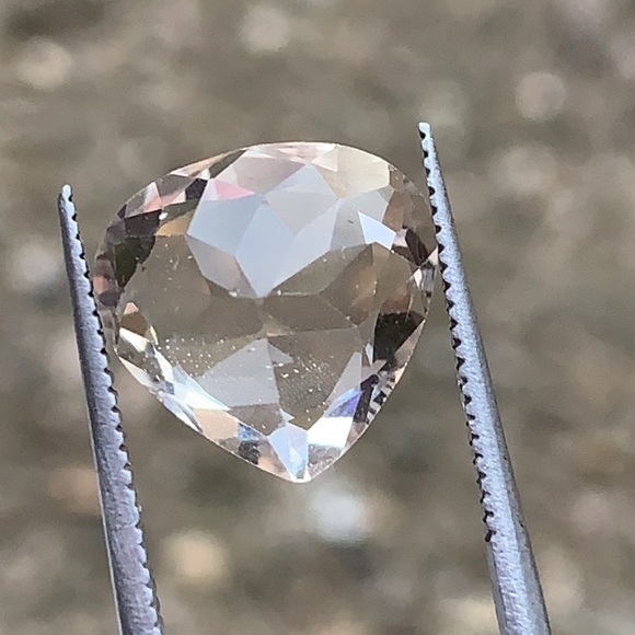4.35 Carats Imperial Natural Topaz Cut Stone from Skardu Pakistan - Picture 13 of 16